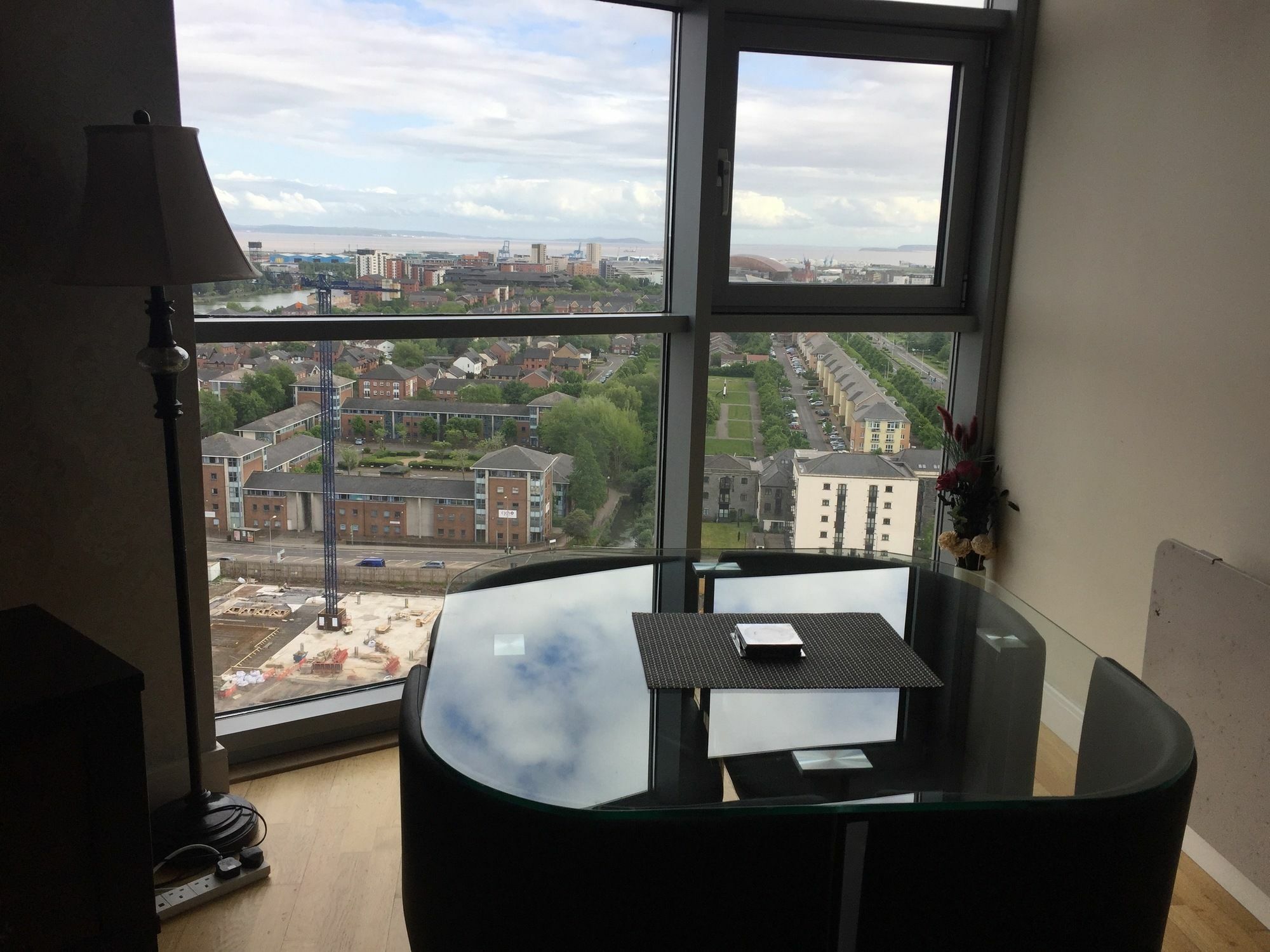 High View Serviced Apartment คาร์ดิฟฟ์ ภายนอก รูปภาพ